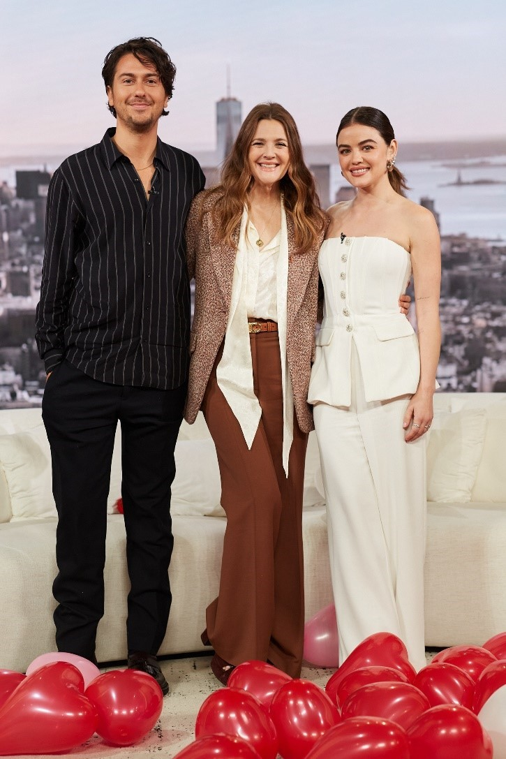 A group of people posing for a pictureDescription automatically generated