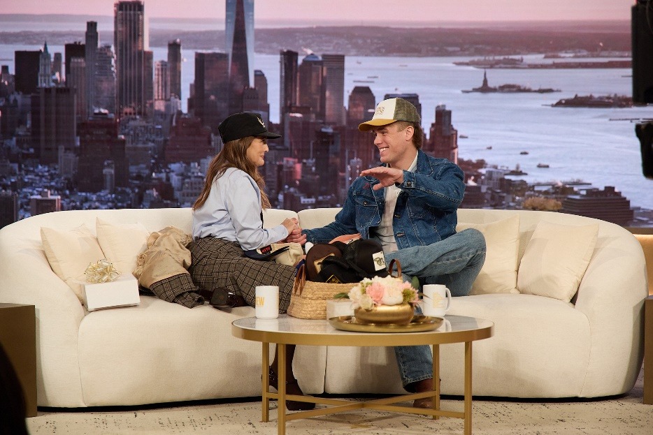 A person and person sitting on a couchAI-generated content may be incorrect.