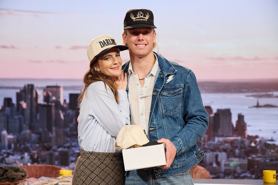 A person and person posing for a pictureAI-generated content may be incorrect.